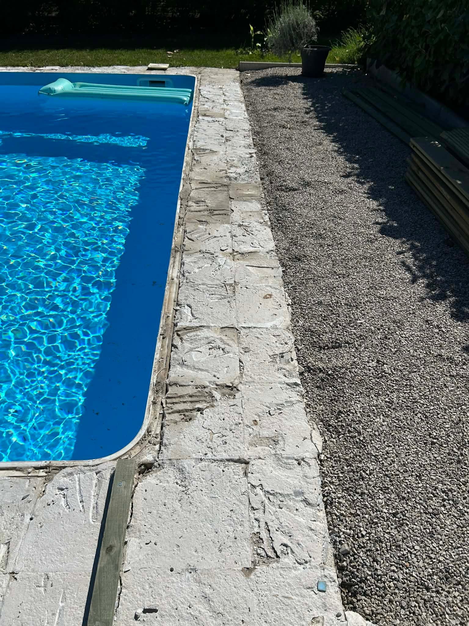 Okolie bazéna pred úpravou