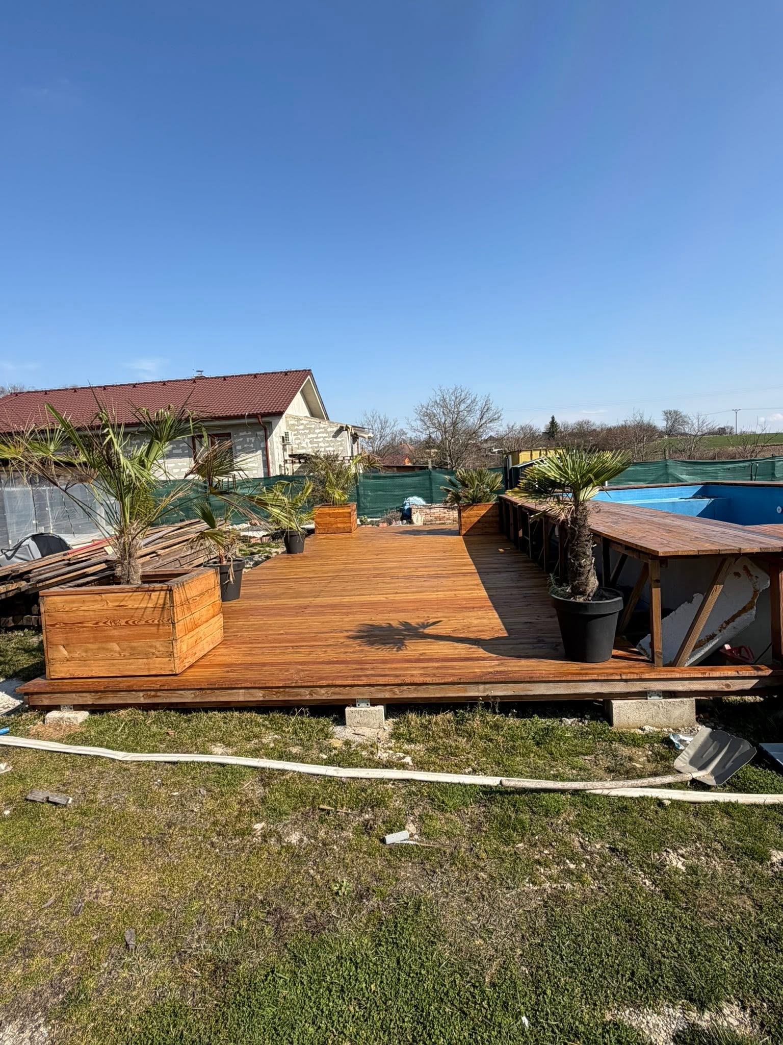 Drevená terasa s palmami