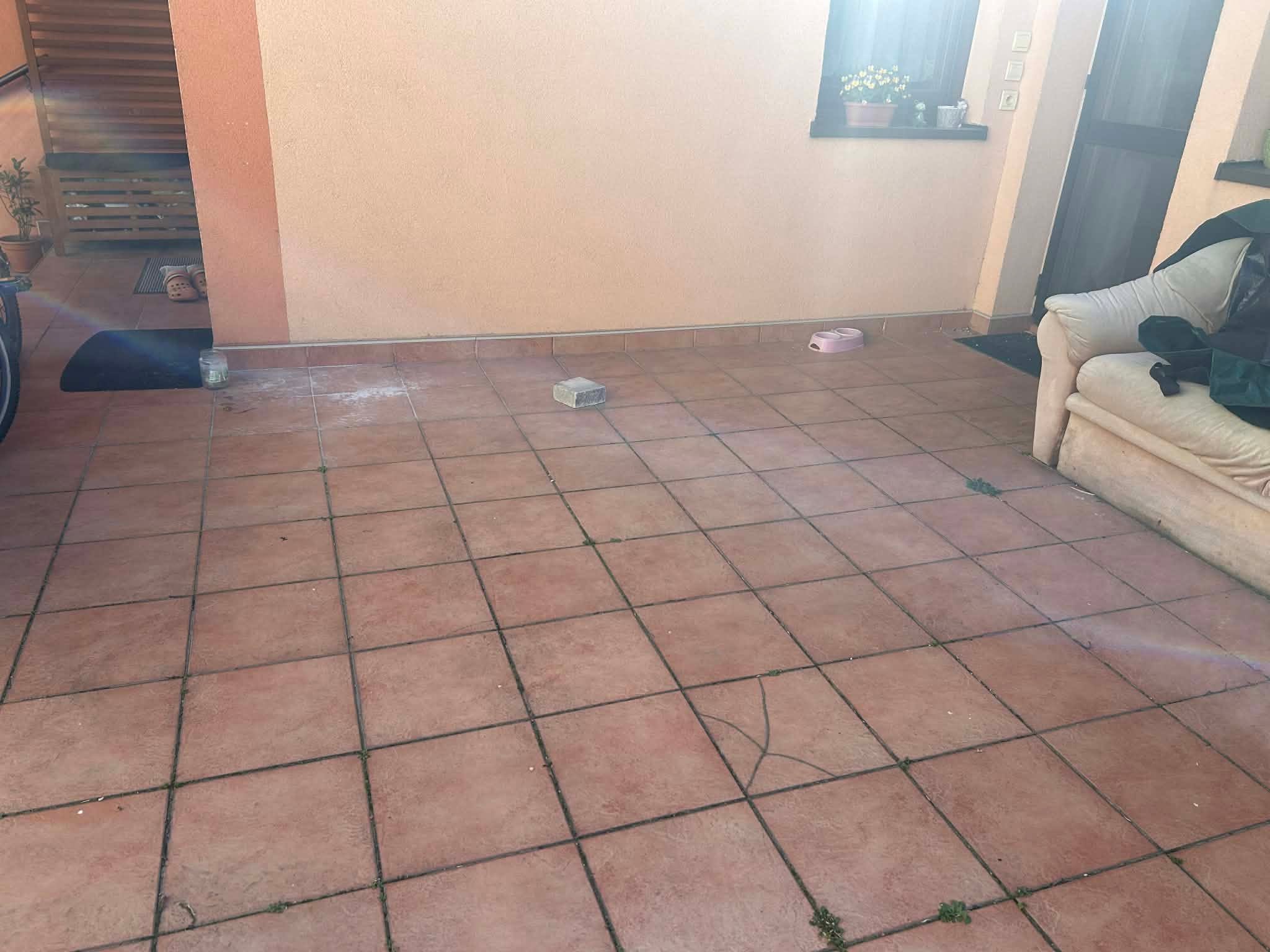 Stará dlažba terasy pred prerábkou